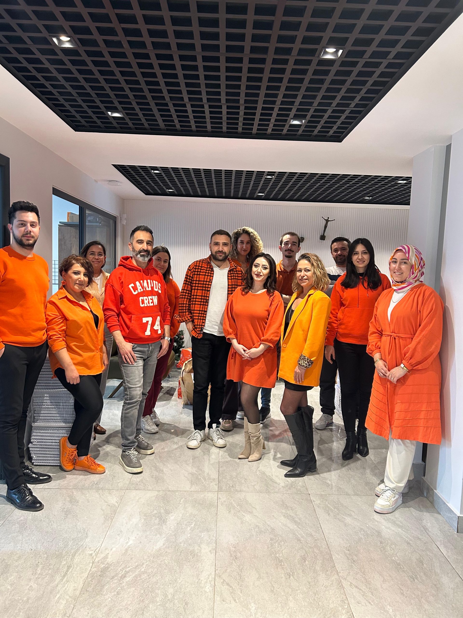 Turuncunun Enerjisi ile Güçlenen Ekip Ruhu